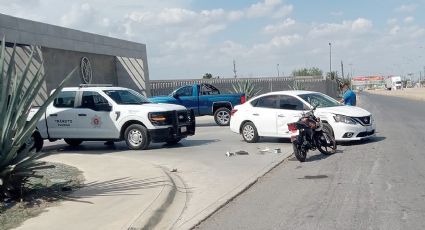 Joven manejaba su moto en sentido contrario en la Carretera Nacional y se estrella contra auto