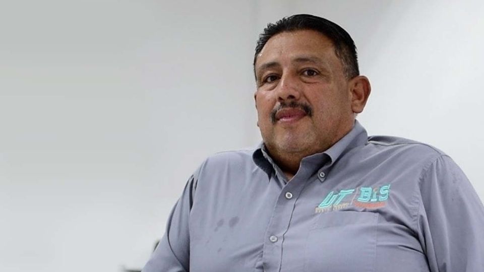 Orlando estudia por las tardes, mientras que por las mañanas se dedica a trabajar para mantener a su familia