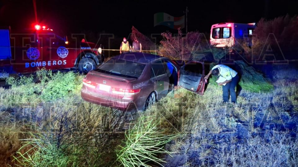 En el auto se hallaron latas de cerveza.