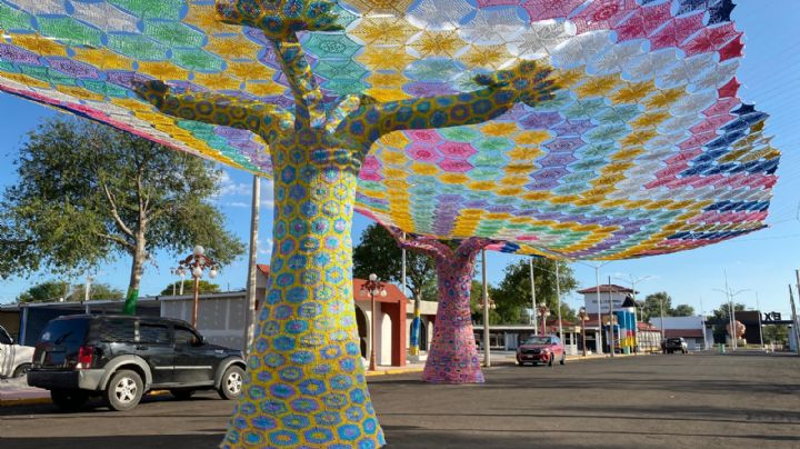 Cielo Tejido deslumbra en Expomex con gigantescos árboles hilados por artesanas mexicanas
