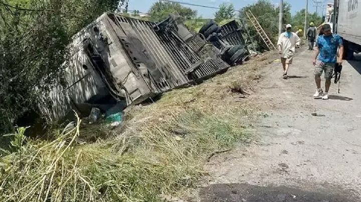 'Amargo' carreterazo: tráiler jarocho se vuelca en Tamaulipas con 18 toneladas de limones