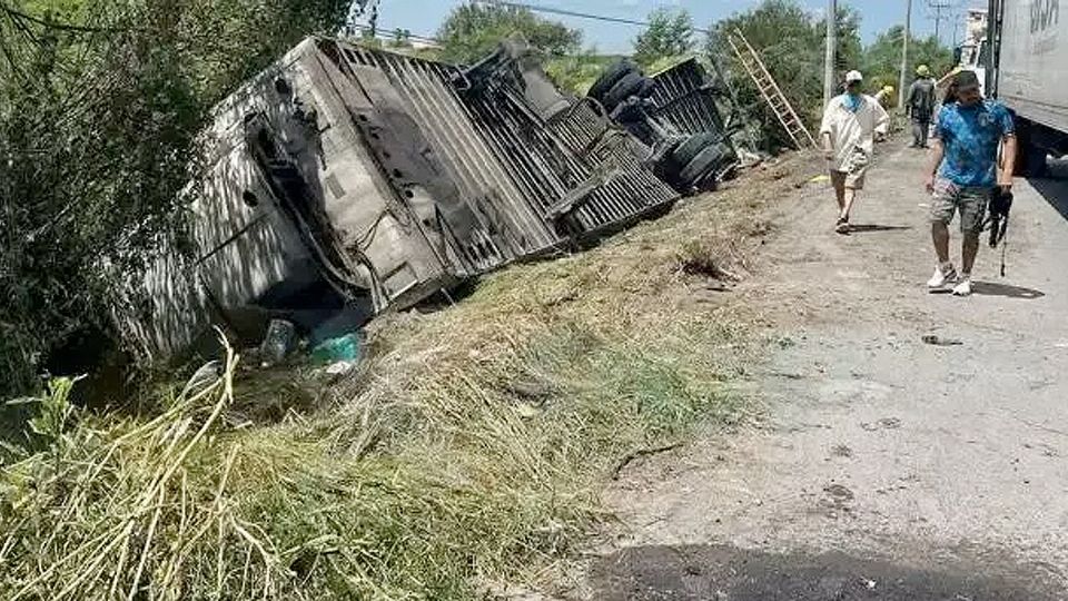 El camión quedó recostado sobre su lado izquierdo