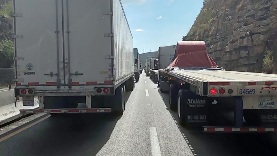 Largas filas en la autopista Nuevo Laredo-Monterrey