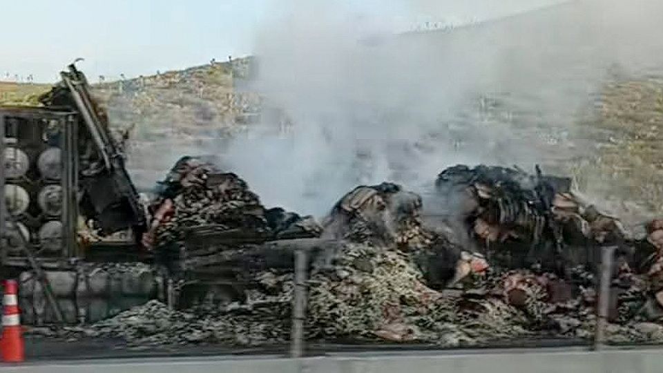 El camión quedó totalmente calcinado