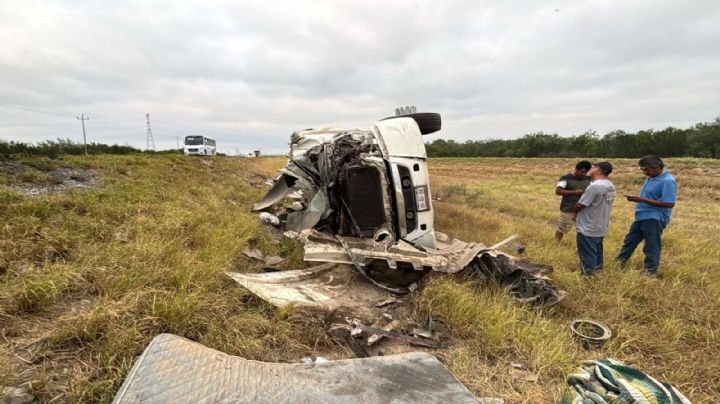 Trailero dormita al volante y vuelca en Autopista Monterrey-Nuevo Laredo