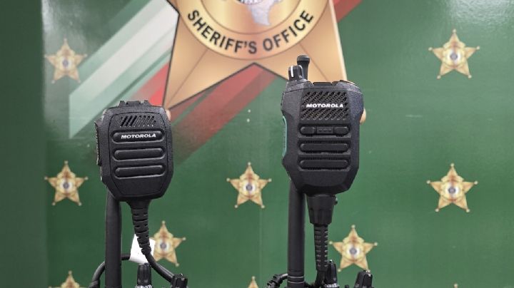 Gobierno de Texas equipa a alguaciles con radios avanzados gracias a 'Operativo Estrella Solitaria'