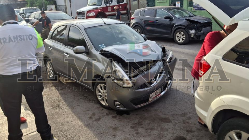 Un error en la conducción casi causó un accidente mayor al provocarse este importante choque
