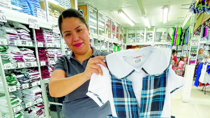 Papás de Nuevo Laredo se preparan: comienza la compra de uniformes escolares
