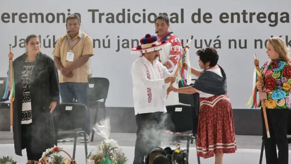 Recibe la SCJN el bastón de mando de los pueblos originarios.