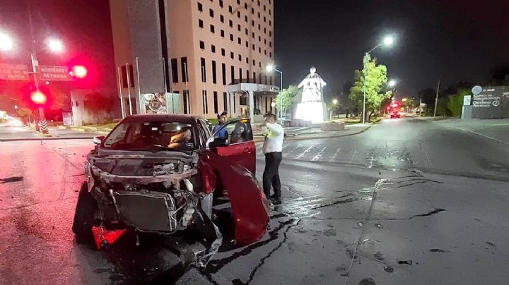 Alexis ignora semáforo en rojo y choca contra camioneta en el cruce de Reforma y Paseo Colón