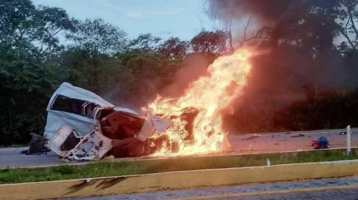 Brutal carreterazo entre tráiler y autos deja 15 personas fallecidas; murieron calcinadas