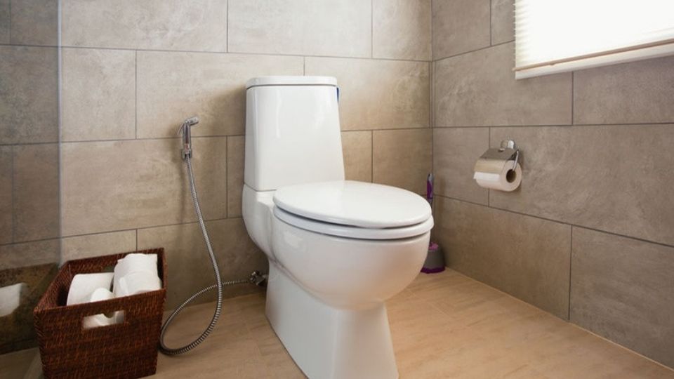 Los participantes deben reemplazar sus viejos sanitarios por modelos de alta eficiencia incluidos en la lista de inodoros certificados con la etiqueta WaterSense de la Agencia de Protección Ambiental (EPA)