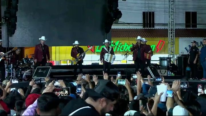 Neolaredenses dan el Grito de Independencia cantando con los Invasores de Nuevo León