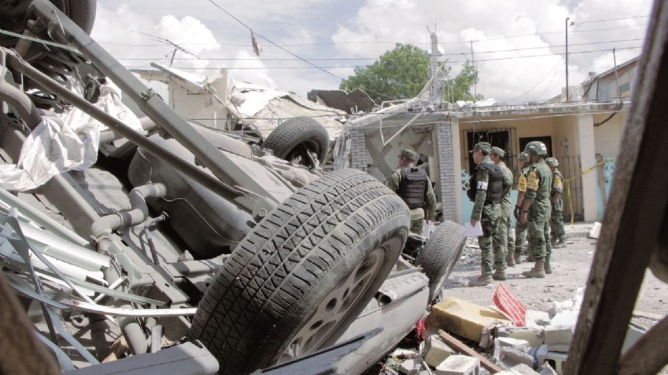 No se olvida la destrucción de viviendas y vehículos.