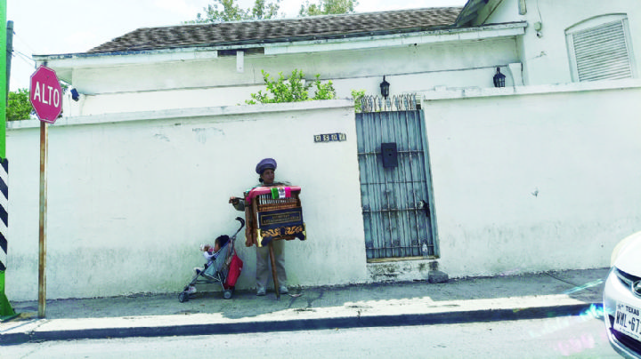 Organillera se gana la vida en Nuevo Laredo ejecutando tradición mexicana