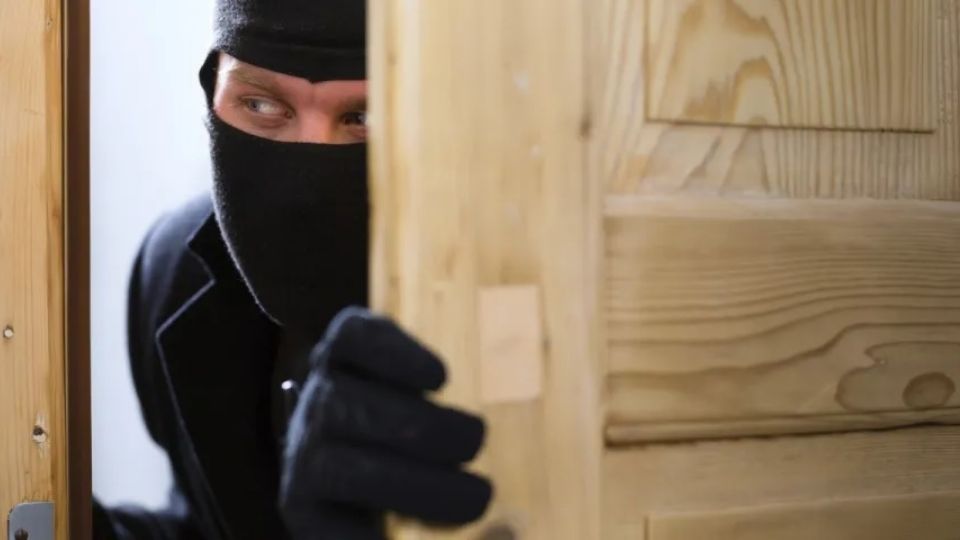 Un hombre se robó un par de televisores.