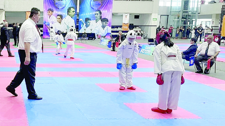 Karatecas de APDAO de Nuevo Laredo se cuelgan 30 medallas