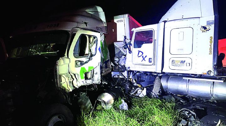 Tráileres quedan destrozados tras brutal choque en la carretera Nuevo Laredo- Monterrey; un herido
