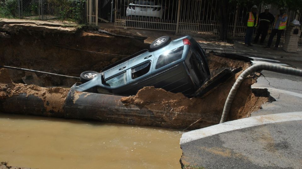 Fuga de agua en Laredo provoca un enorme socavón; un auto fue 'devorado'