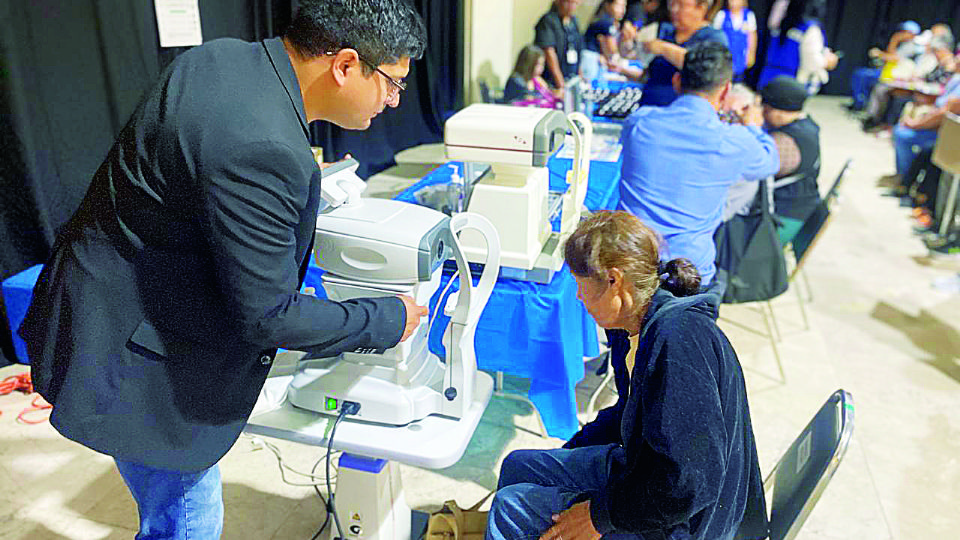 Voluntarios de la institución hicieron mediciones de presión arterial y glucosa a los
adultos mayores.