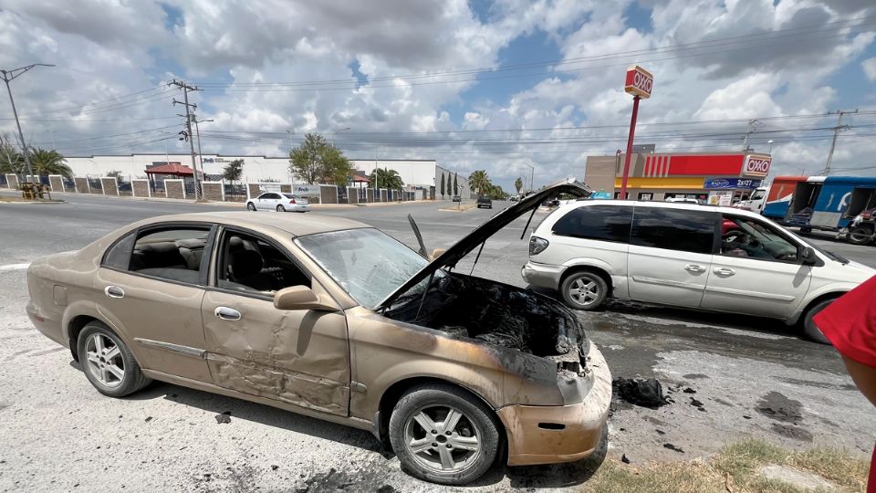 El auto fue consumido por el fuego