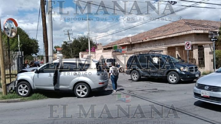 Joven invade vía preferencial y provoca choque en la colonia Juárez; dejó costosos daños materiales