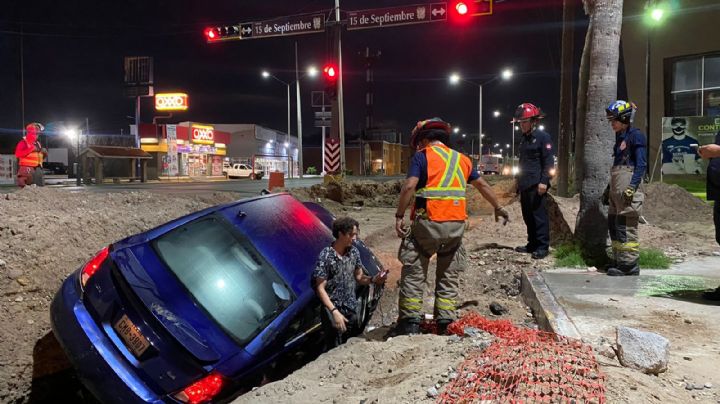 Auto termina en una zanja en Reforma y 15 de Septiembre; conductor salió ileso