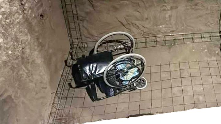 Abuelita muere al caer con su silla de ruedas a una cisterna; piensan que uno de sus hijos la empujó