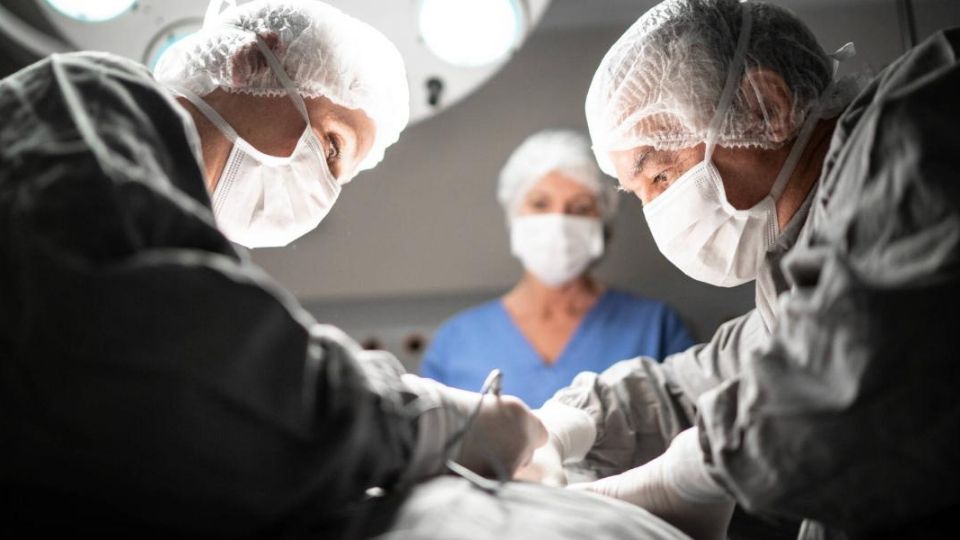 El padre asegura que el procedimiento se realizó sin el consentimiento de la menor y en complicidad con su madre