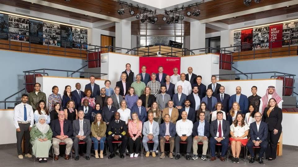 El Regente Municipal Joseph Neeb también terminó el curso en la escuela de gobierno Kennedy