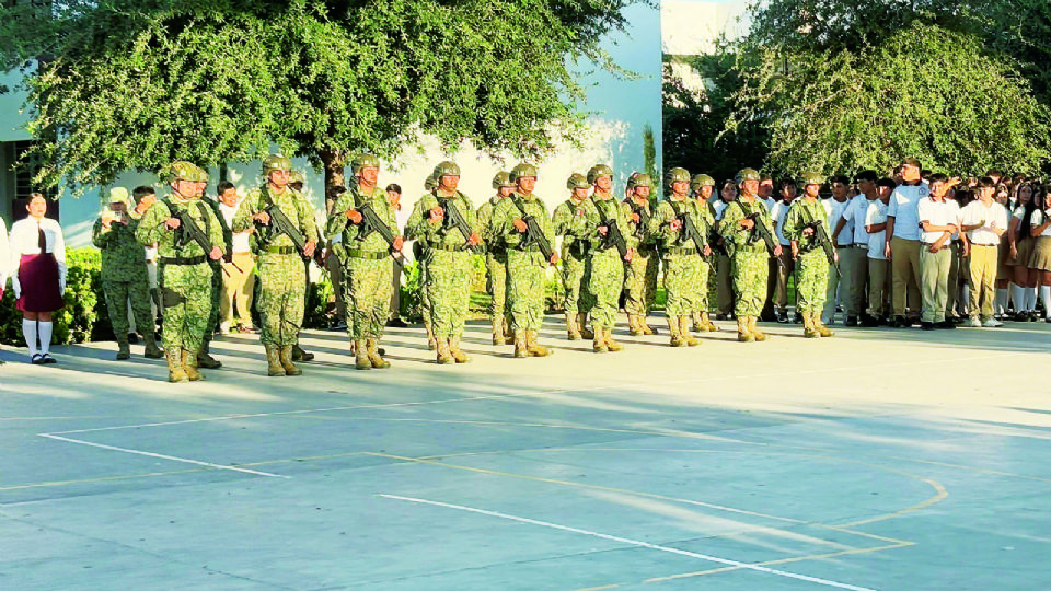Elementos del Ejército Mexicano participaron en los Honores en la Preparatoria Municipal José Vasconcelos.
