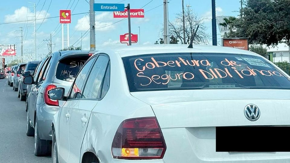 La extensa columna de autos bloqueó varias cuadras a su paso