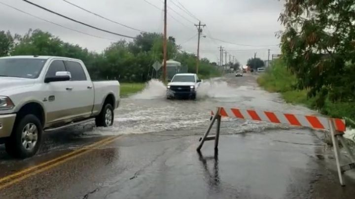 Lluvias dejan calles inundadas en Laredo; rescatan a familias atrapadas en sus autos