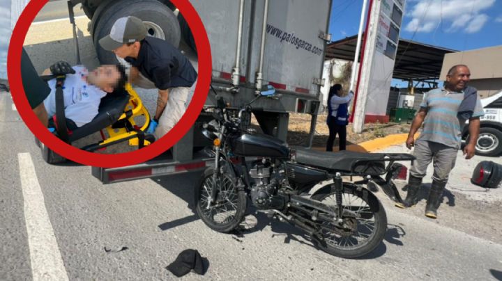 Motociclista se estrella brutalmente contra tráiler en la Carretera Aeropuerto; quedó malherido