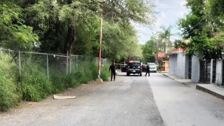 Encuentran a hombre muerto en terreno baldío en Nuevo León; se cree que fue asalto
