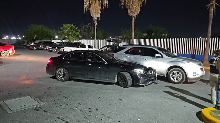 Mujer destroza su lujoso Mercedes Benz en estacionamiento de hospital en Nuevo Laredo