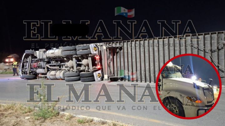 Milagro en la Rotonda del Conejo; tráiler vuelca aparatosamente y chofer sale ileso