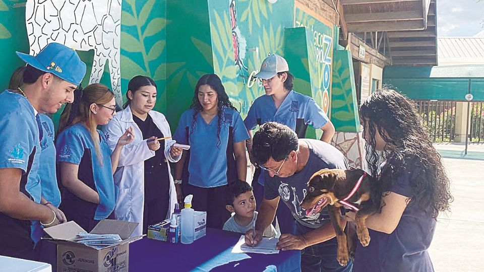 Ayer arrancó la campaña intensiva contra la rabia frente al Zoológico para proteger a perros y gatos.