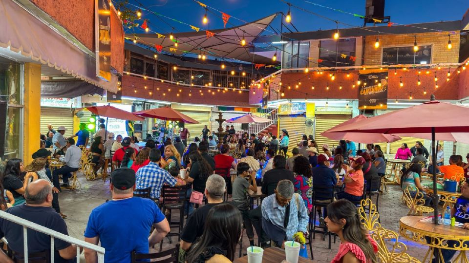 Fiesta en el 'Mercadito' Maclovio Herrera.