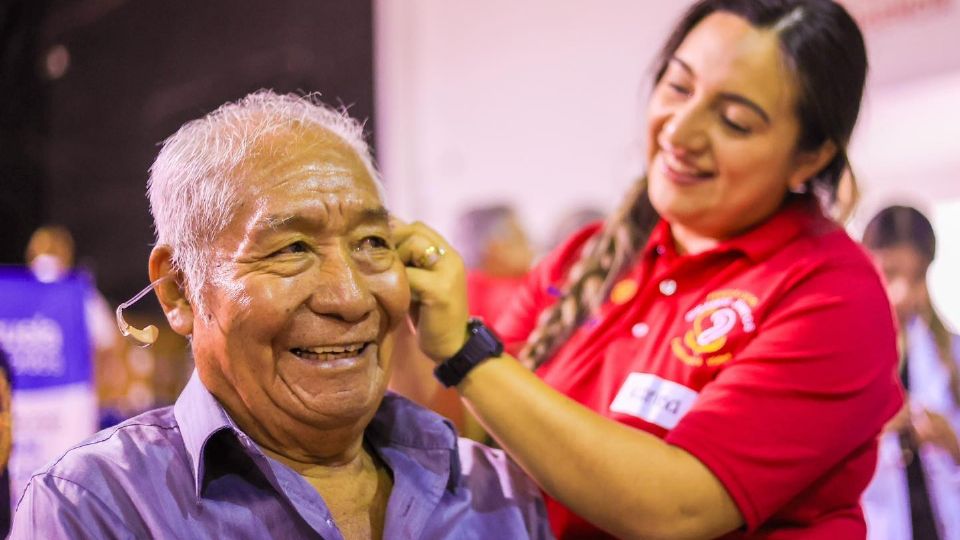 Entregan aparatos auditivos