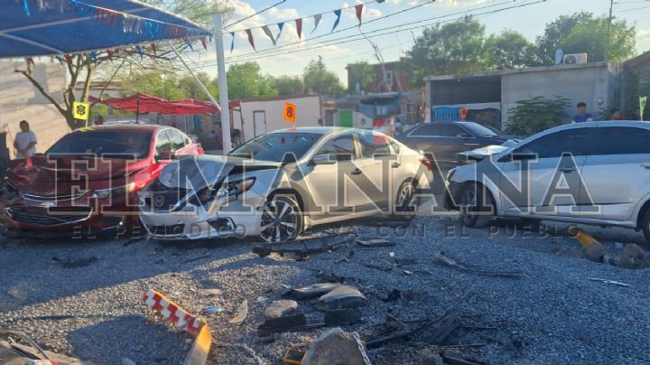 Jovencita provoca fuerte accidente en la Carretera Anáhuac; chocó contra 3 autos estacionados