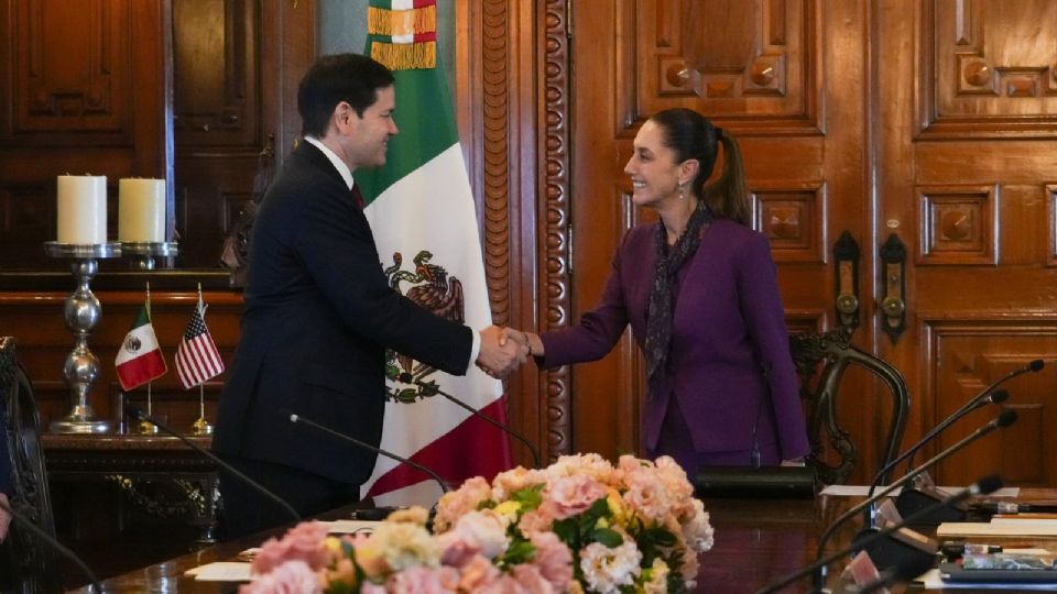 Previo al encuentro, ambos líderes se estrecharon la mano junto a sus respectivos equipos de trabajo, marcando el inicio de una agenda que busca reforzar la colaboración de ambas naciones