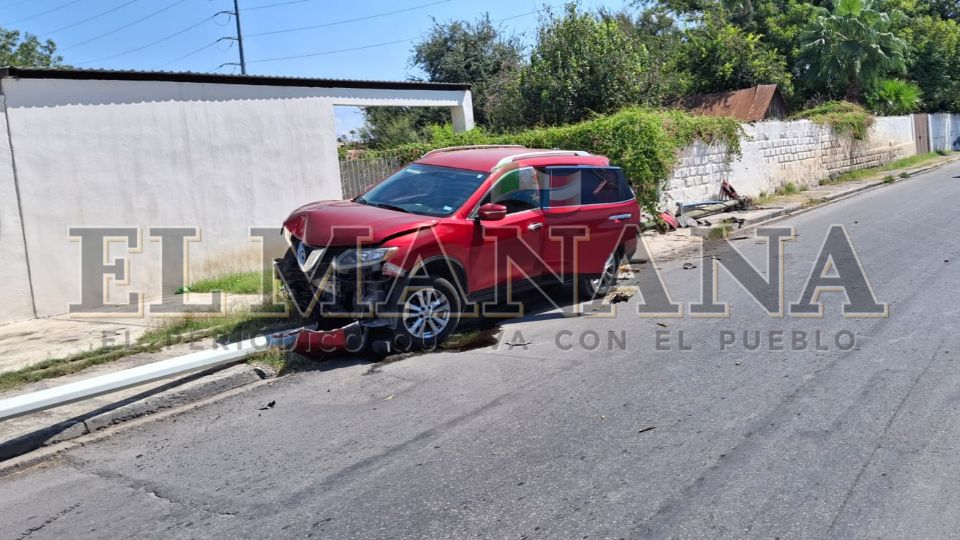 La camioneta se encontraba montada en la banqueta, con la parte frontal destrozada y el poste metálico del alumbrado público debajo de la carrocería