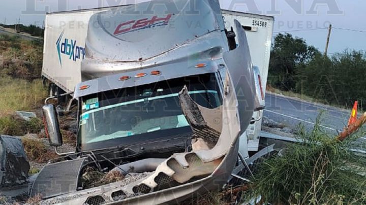 Trailero se salva tras chocar con barandal de contención en Carretera a Nuevo Laredo; andaba ebrio