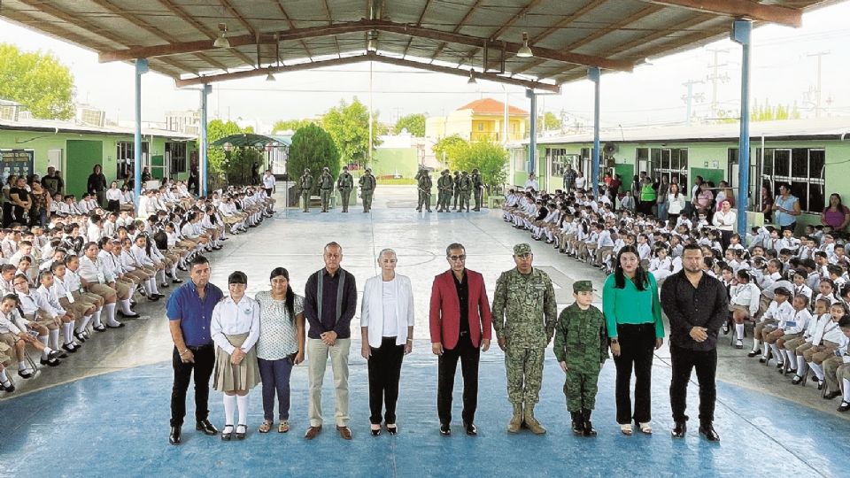 El plantel se vistió de gala con los militares.