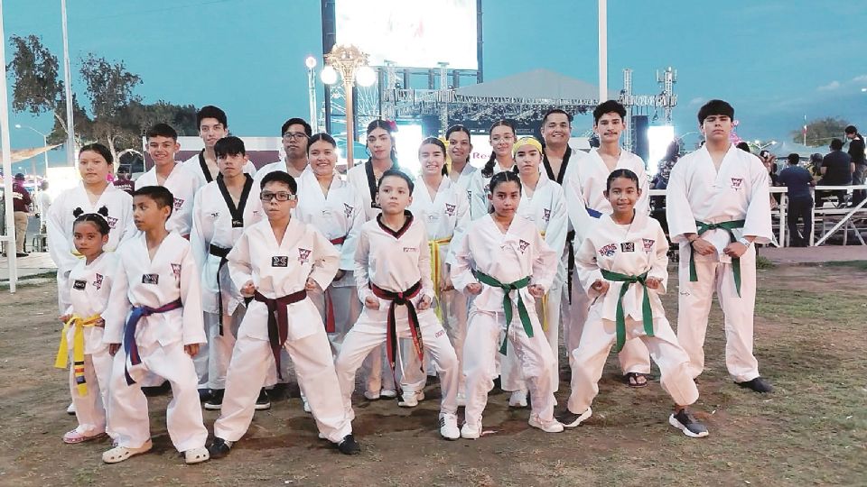 Taekwondoínes en el Teatro del Pueblo.