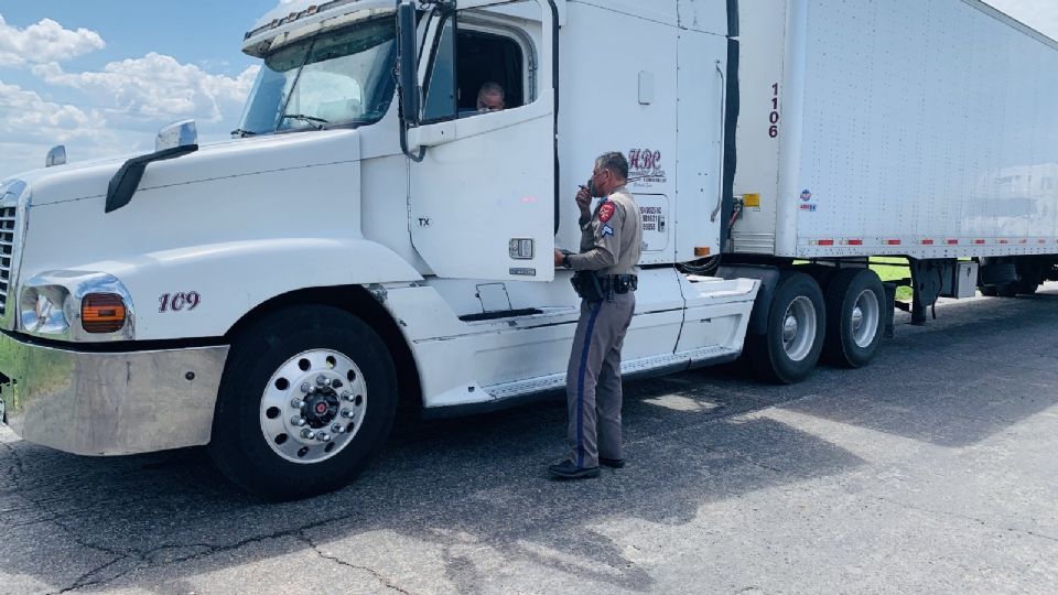 El DPS de Texas suspendió la expedición de licencias de conducir para ciertos camioneros