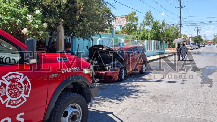 Camioneta se incendia de manera inexplicable frente a hierbería en la Colonia Buenavista