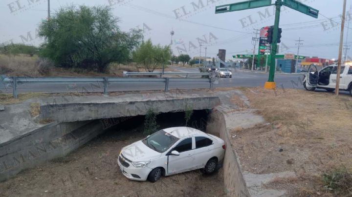 Nuevo Laredo: 'amanece' DiDi en canal del bulevar Colosio; chofer abandonó el carro