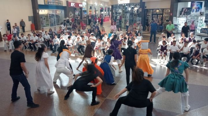 Gobierno promueve lectura con cuentacuentos, teatro y libros gratis en centros comerciales de Nuevo Laredo